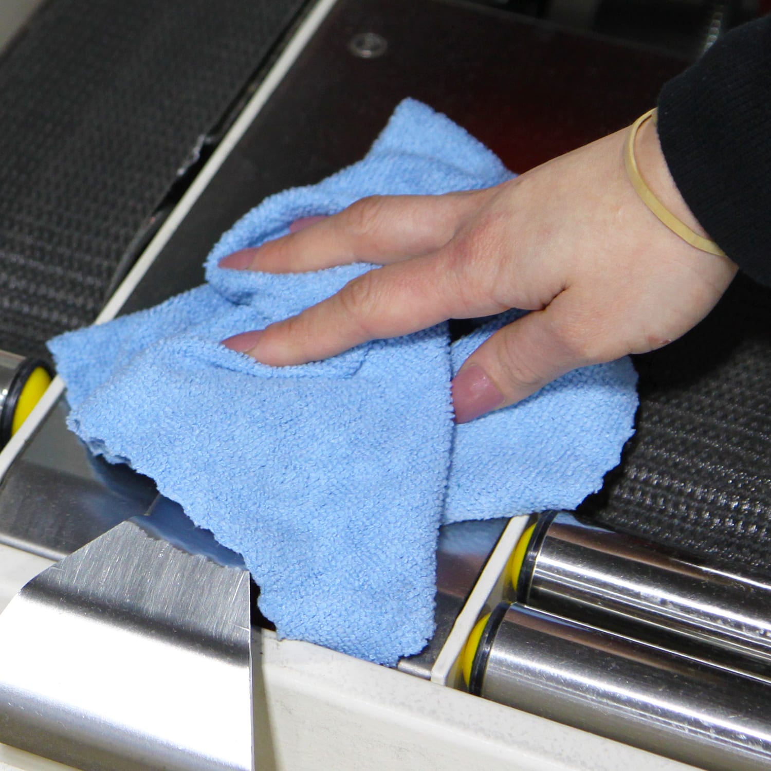 Man using Blue SmartRags to clean