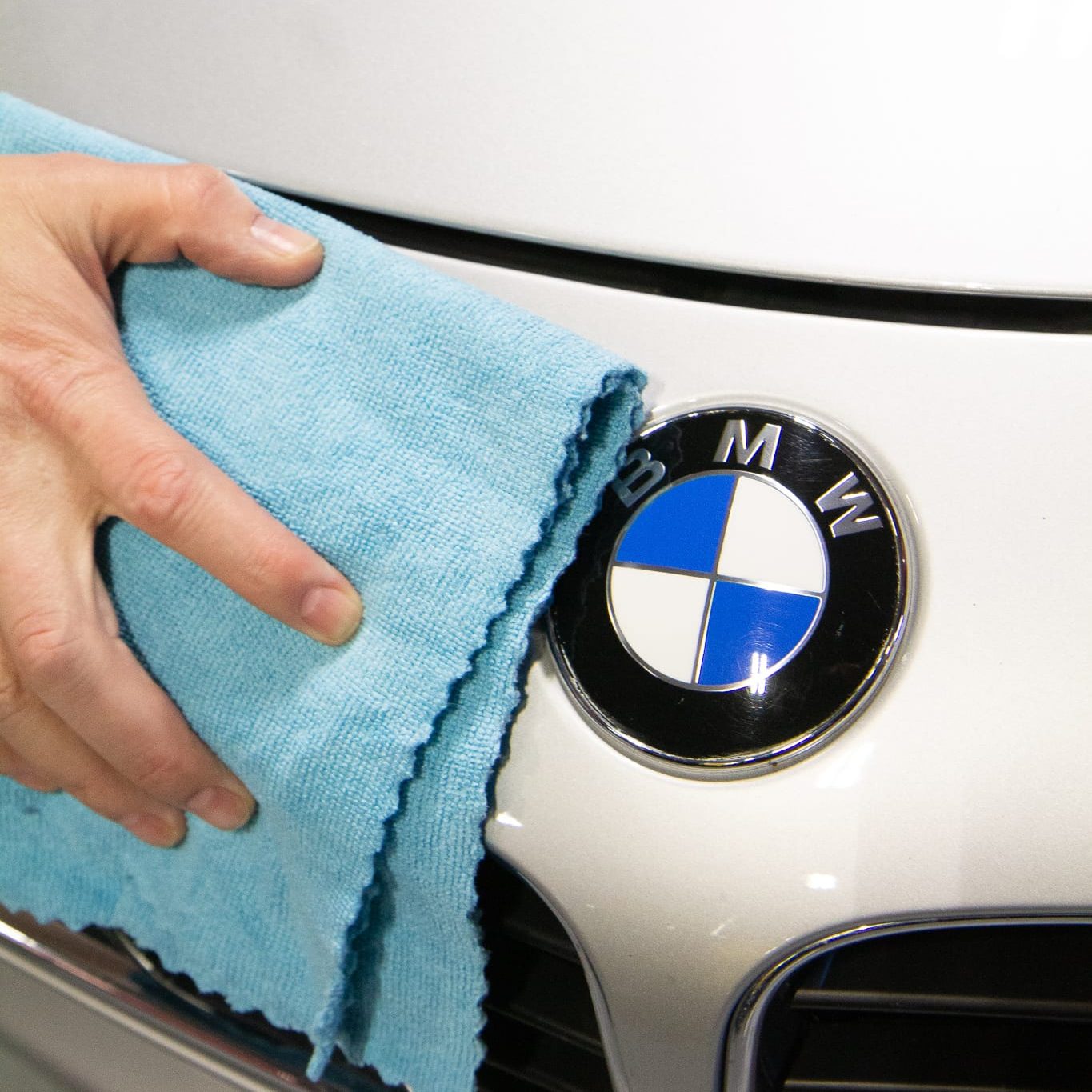 SmartEdge Microfiber - Blue cleaning BMW car closeup